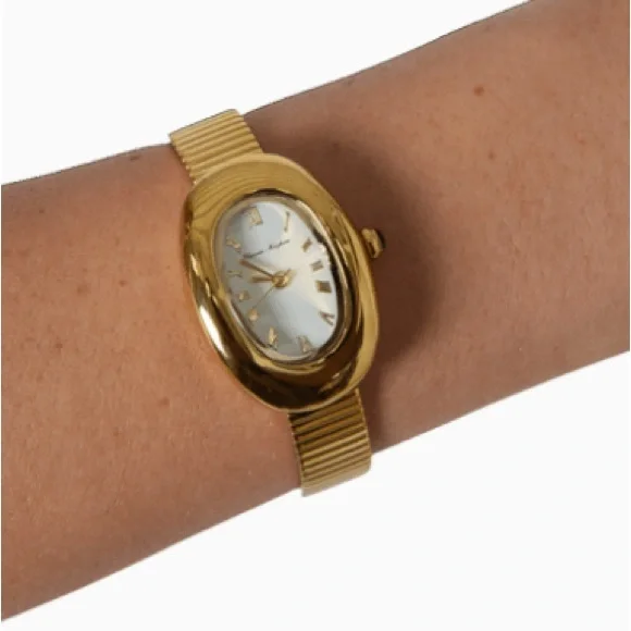 Luxurious Gold Women's Watch - Picture 2 of 5